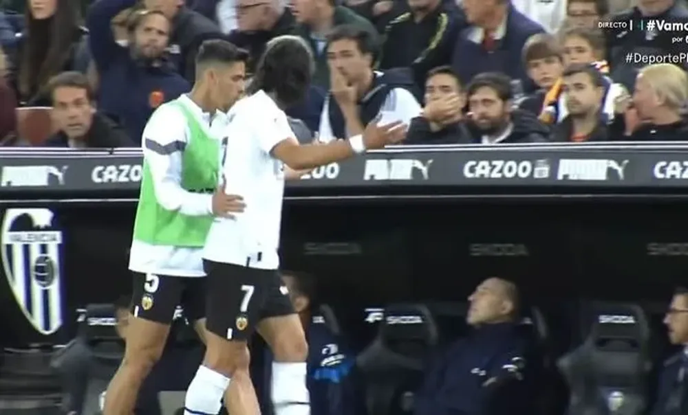 Cavani salió muy molesto a los 68 minutos en Valencia