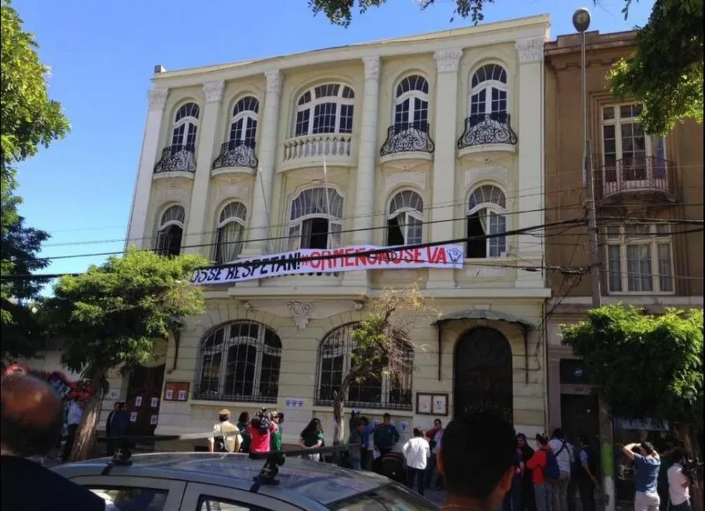 Con el hashtag #OrmeñoNoSeVa los hinchas coparon la sede del club