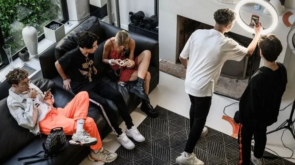 TikTok convierte a cualquier persona con un celular inteligente en un potencial creador de contenido.