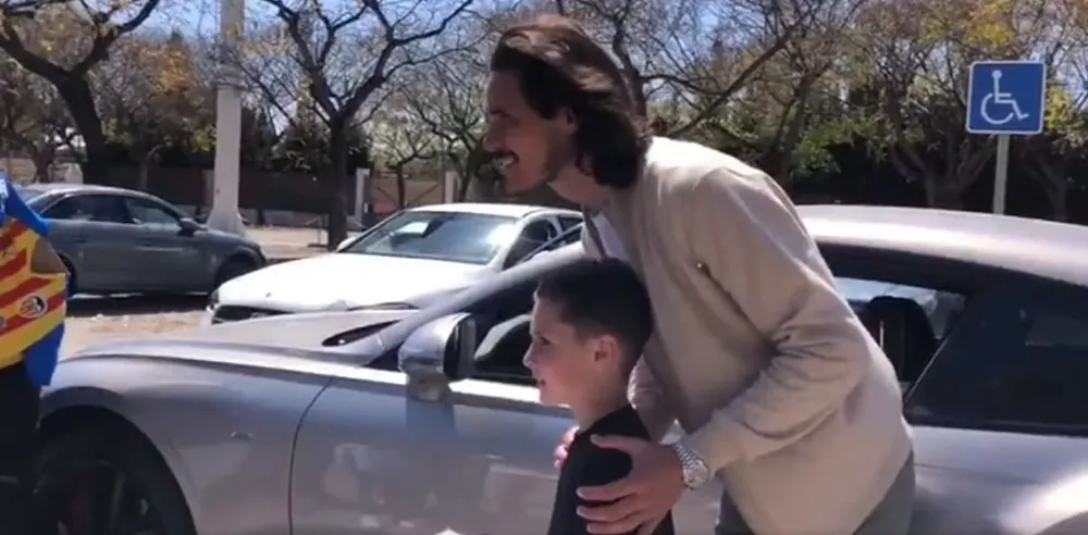 Cavani y un pequeño hincha