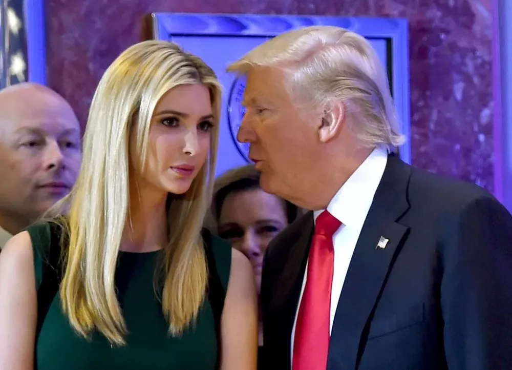 Ivanka Trump junto a su padre, el pasado 11 de enero