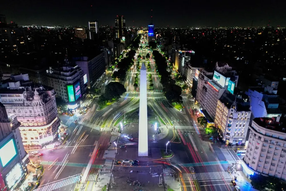 Vista aérea nocturna del Obelisco y de la Avenida 9 de julio en Buenos Aires.&nbsp;
