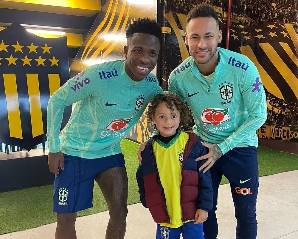 El hijo mayor de Léo Coelho se tomó fotos junto a Vinícius Jr. y Neymar en el Estadio Campeón del Siglo en la práctica de la selección brasileña