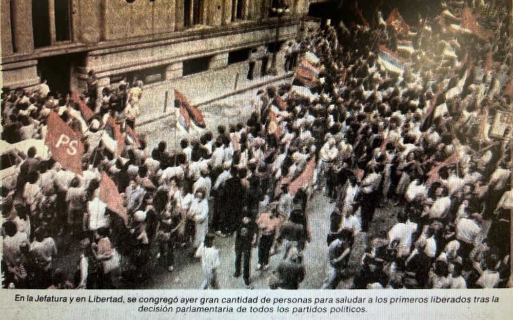 Una multitud esperaba la salida de los presos de la Jefatura de Policía de Montevideo. Recorte de la edición impresa del diario El País.