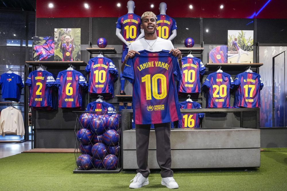Lamine Yamal, mostrando el dorsal 10 de las nuevas camisetas del Barcelona FC.