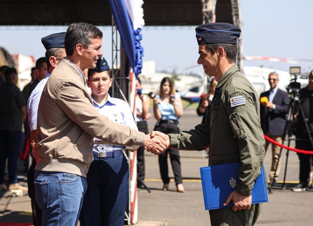 El presidente de Paraguay, Santiago Peña, entrega una distinción a uno de los tripulantes del Hércules