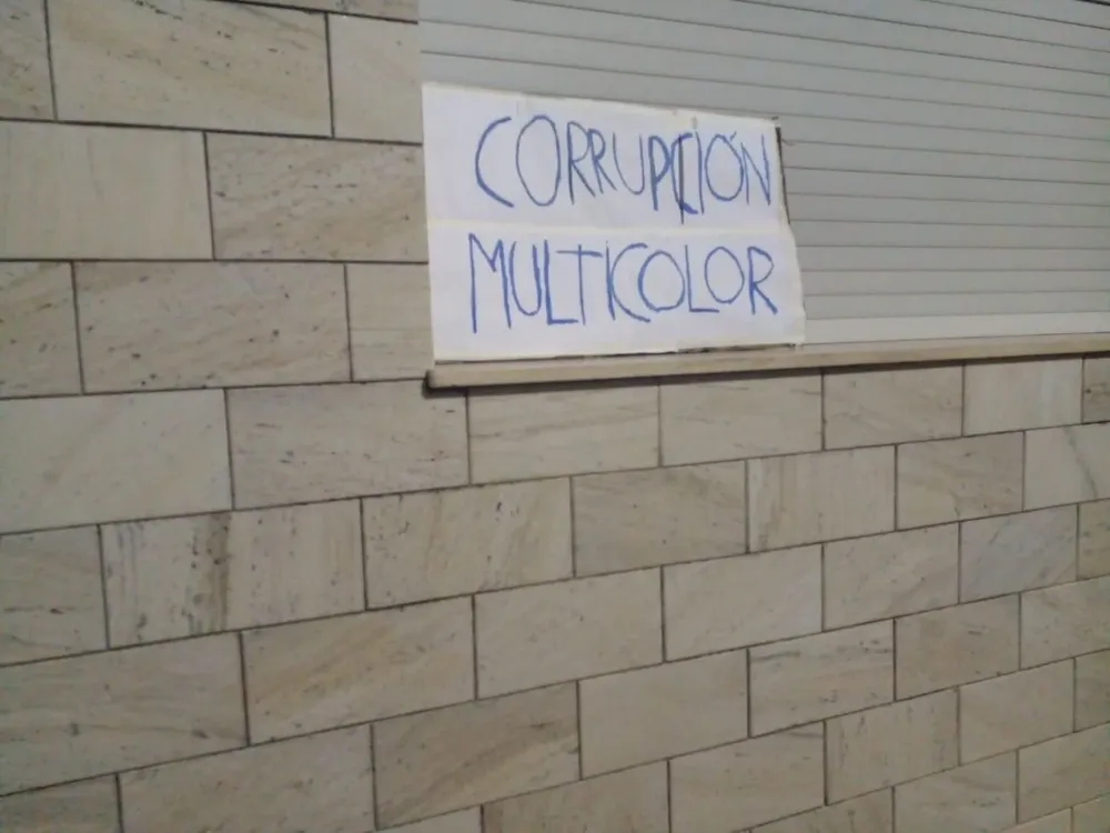 Dos pancartas fueron colocadas sobre la casa de la madre de Mario García
