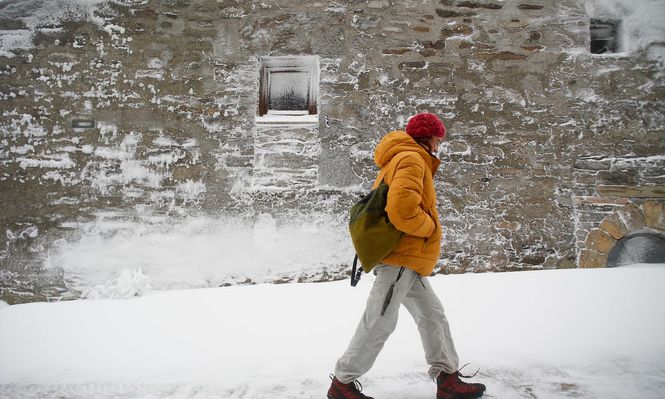 Una persona camina por Pedrafita do Cebreiro, en Lugo, en la región de Galicia