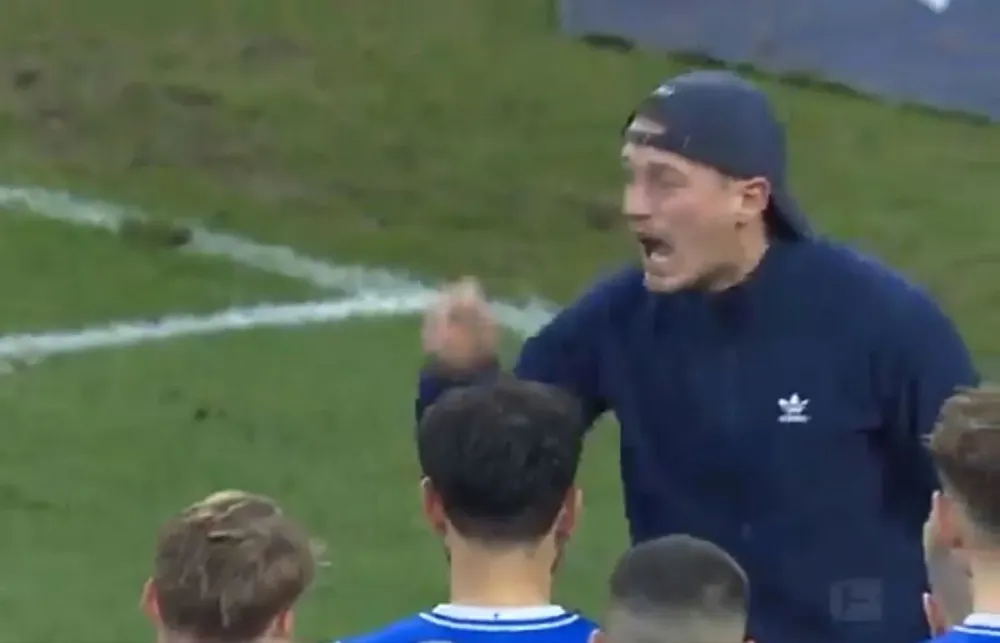 Un hincha de Darmstadt les habla a los gritos al técnico y a los jugadores tras perder de locales 6-0 y seguir últimos en la Bundesliga