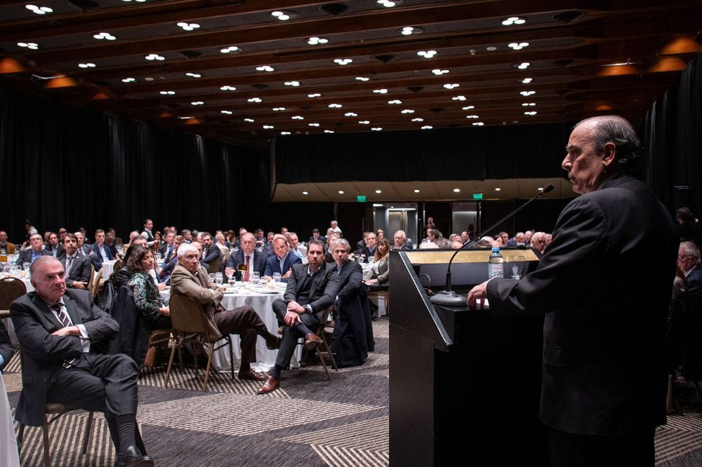 Guillermo Francos en el Club del Petróleo