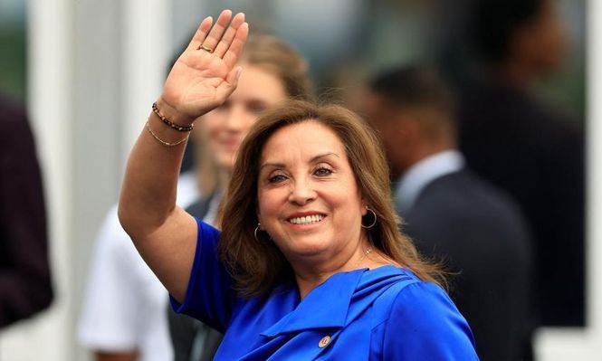 La polémica en Perú porque Boluarte se duplicó el sueldo pese a tocar su piso de aprobación