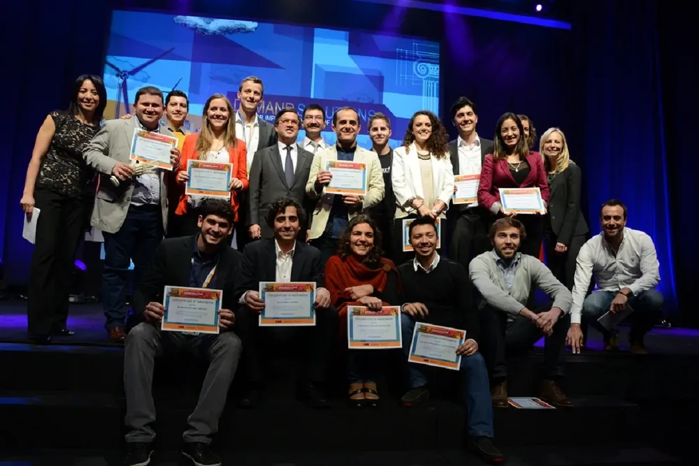 El Presidente del BID, Luis Alberto Moreno, y los ganadores de la Noche de Emprendimiento durante Idear Soluciones 2014.
