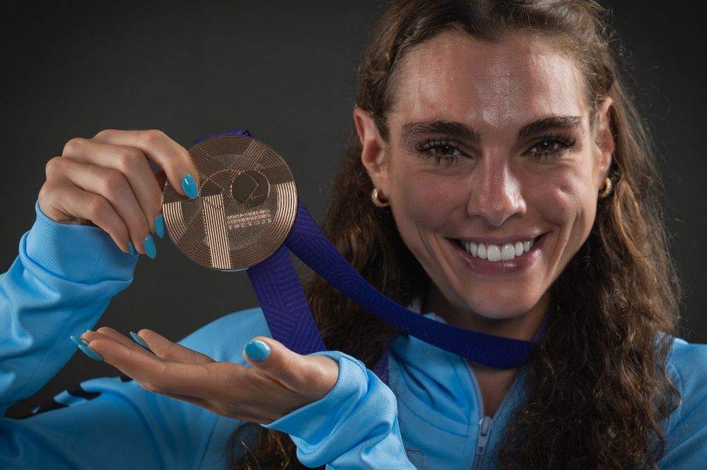 La uruguaya Julia Paternain muestra su medalla de bronce conseguida este sábado a última hora de la noche tras ser tercera en la maratón del Mundial de atletismo de Tokio 2025