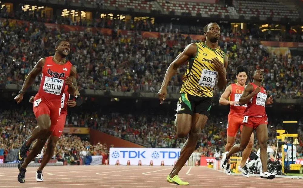 Usain Bolt cruzó apenas por delante de Gatlin