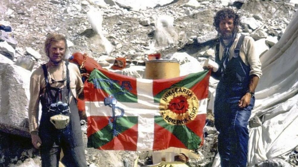 Los dos alpinistas que llevaron al Everest la bandera vasca con el logo de ETA.