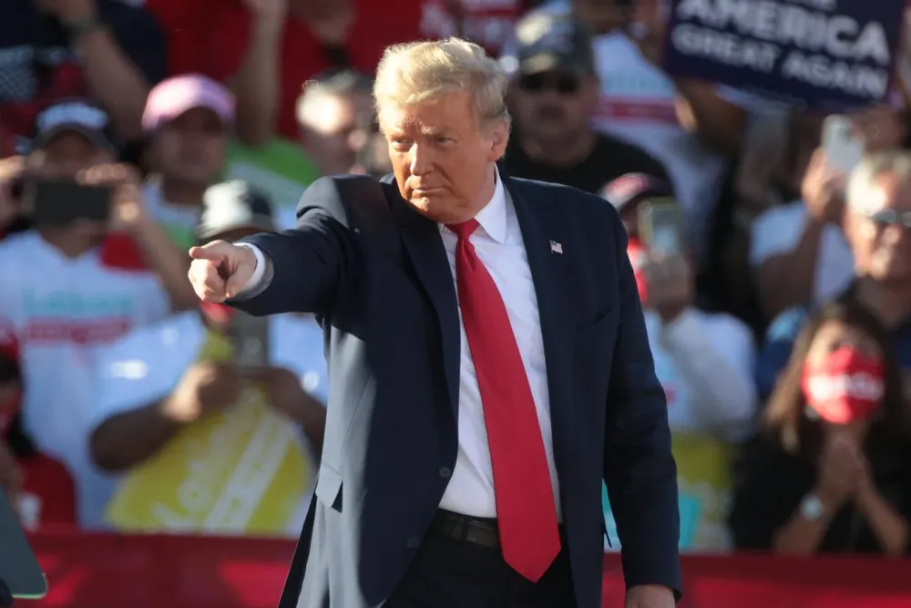 Trump acusó al juez de matón y a la fiscal general del estado de Nueva York, Letitia James, de corrupta y racista.