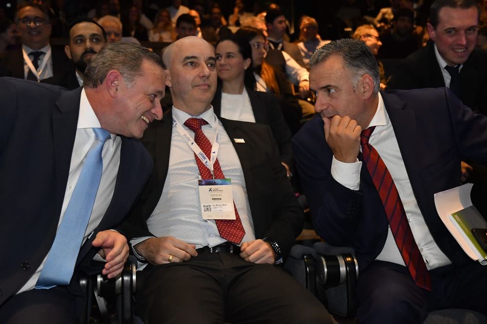Álvaro Delgado y Yamandú Orsi en el evento sobre energías renovables