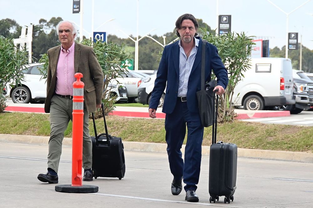 Martín Risso, abogado externo que asesora a la AUF en derechos de televisión, e Ignacio Alonso, previo al viaje de la selección uruguaya