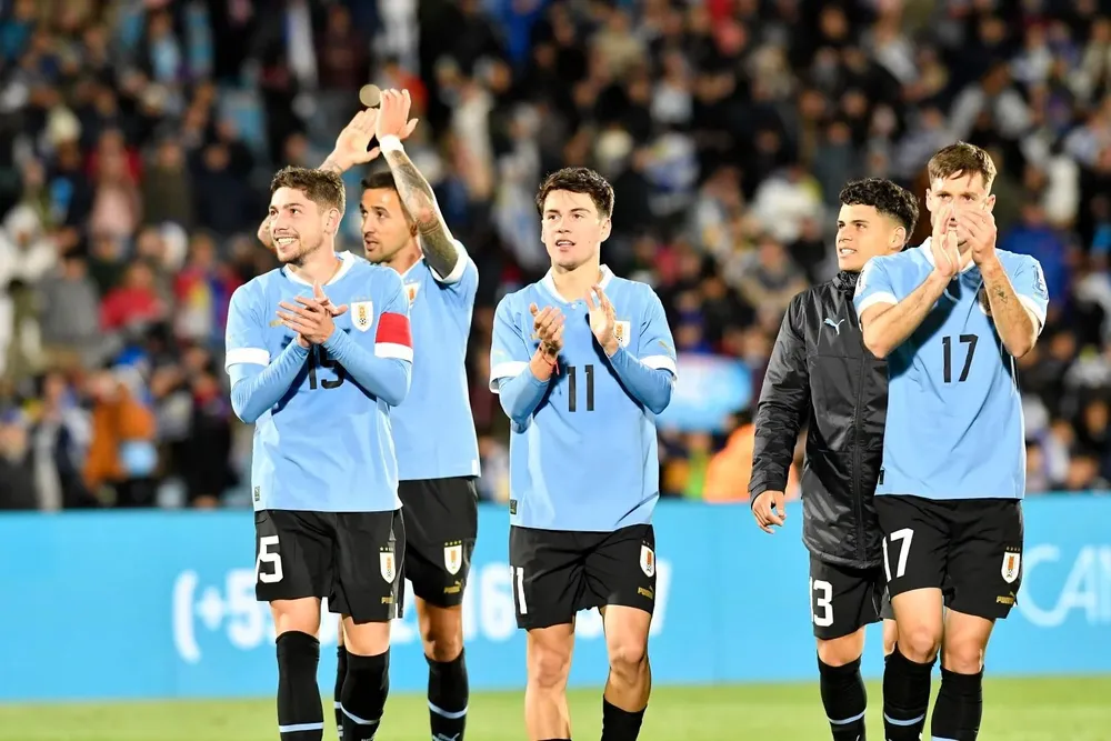 El festejo de los jugadores cuando terminó el partido en el Centenario