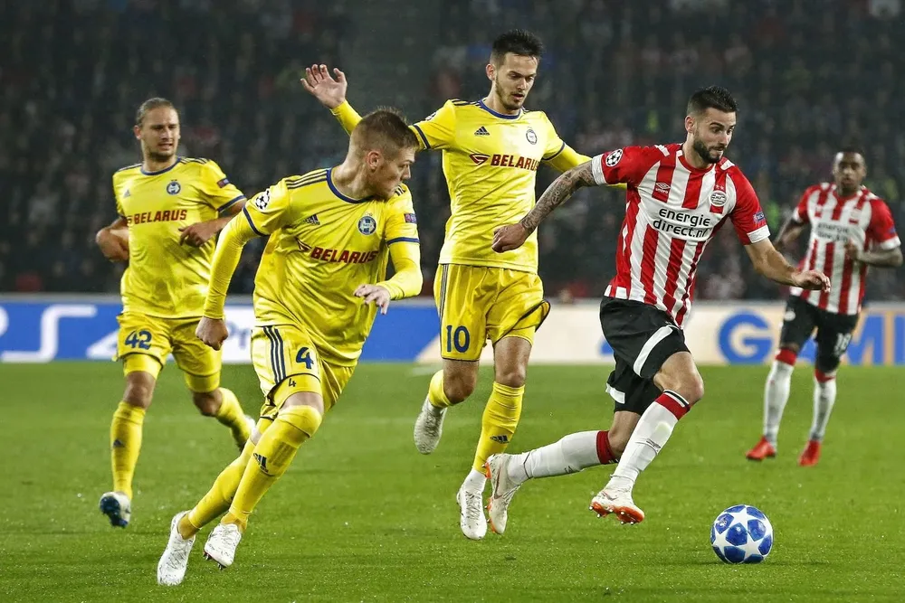 Pereiro escapa de la marca de los jugadores de BATE Borisov