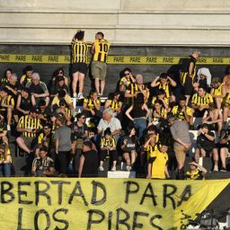 Hinchas de Peñarol en el Parque Viera y su reclamo contra los parciales presos en Brasil