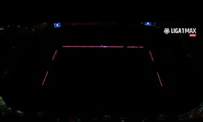 El momento del apagón en el estadio de Alianza