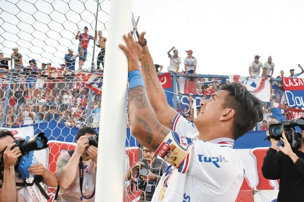 Diego Polenta, el capitán tricolor, y el corte de la red, de uno de los arcos del Parque Central