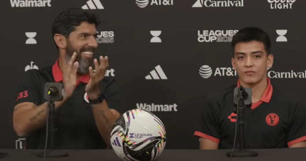 Los aplausos de Sebastián Abreu para Gilberto Mora