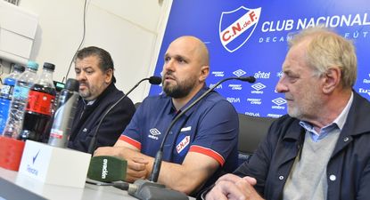 Jadson Viera junto a Flavio Perchman y Ricardo Vairo en su presentación como técnico de Nacional. (Archivo)