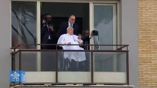 El Papa Francisco aparece en un balcón del hospital Gemelli de Roma antes de ser dado de alta el domingo
