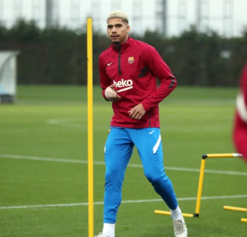 Ronald Araújo, con la venda en su mano derecha, ya entrenó en Arabia Saudita y espera poder jugar el miércoles ante Real Madrid por la semifinal de la Supercopa Española