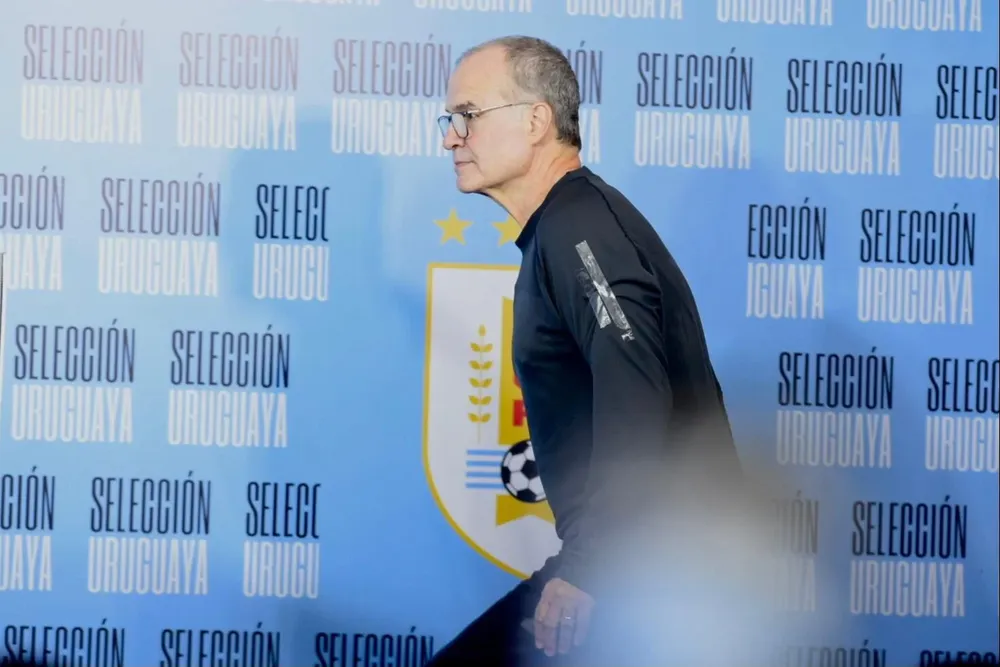 Bielsa durante la presentación de su llegada en el Estadio Centenario