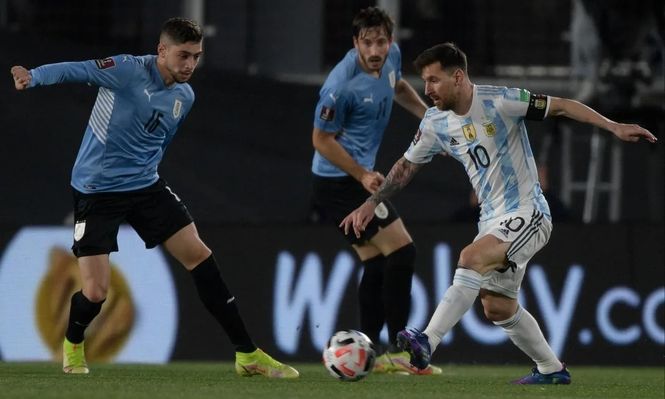 Federico Valverde y Lionel Messi, figuras de Uruguay y Argentina