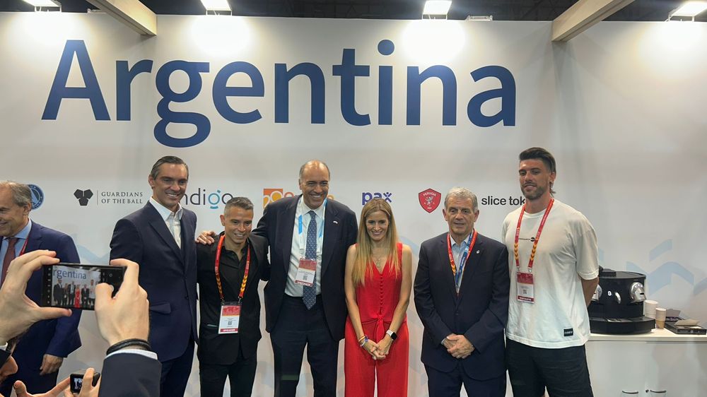 El embajador argentino Wenceslao Bunge, junto al subsecretario de Deportes de Argentina, Diógenes de Urquiza; a Sonia Cea Quintana, Delegada de Deportes del Ayuntamiento de Madrid; el futbolista Javier Saviola; y la estrella del vóley argentino, Facundo Conte. &nbsp;