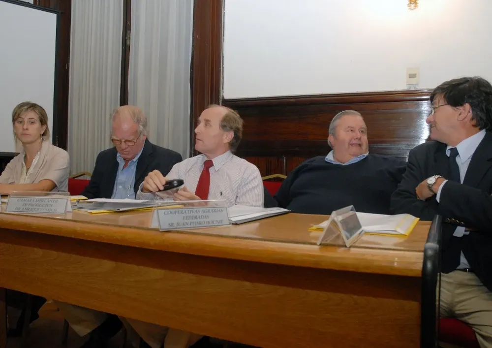 Lussich Puig, al centro, al instalarse la comisión asesora en 2011