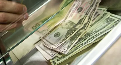 El dólar bajó 1,7% y cortó racha alcista de ocho semanas