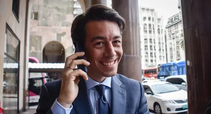 La jueza besó a Sartori y luego se puso una careta con su rostro