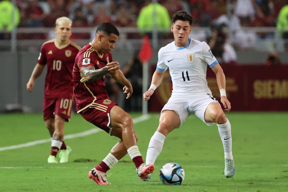 Facundo Pellistri con la camiseta Nike de Uruguay