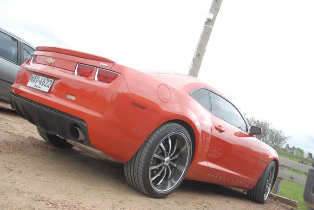 El Chevrolet Camaro de Cáceres en el Complejo de la AUF