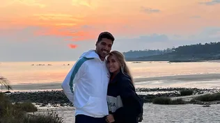 Luis Suárez y Sofía Balbi en una tarde de descanso en la zona oeste de Montevideo, junto al río de la Plata
