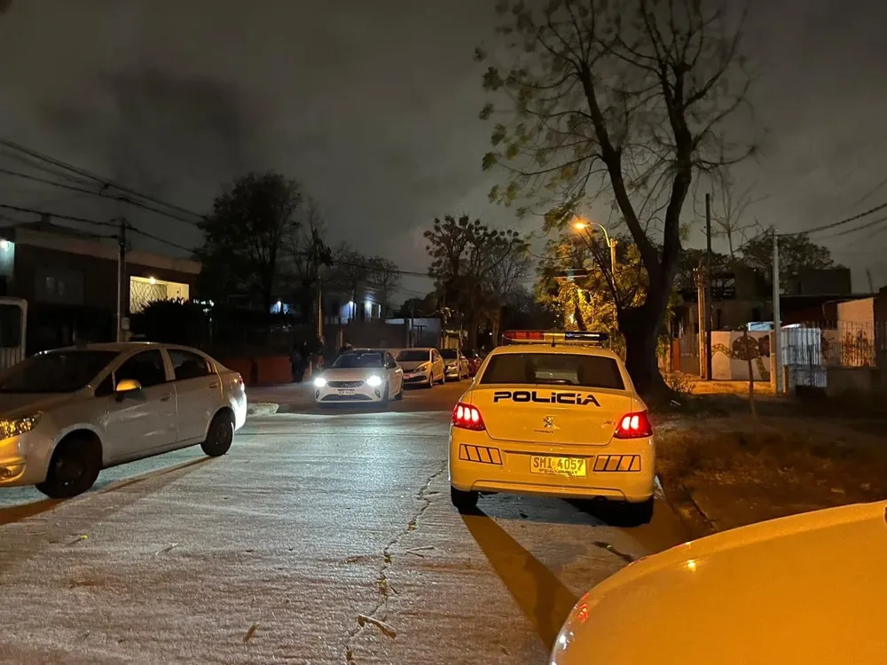 Un auto de policía espera frente a la casa en Buceo donde se encontró muerta a una niña de 7 años