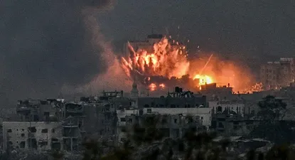 Los bombardeos sobre Gaza se intensificaron este sábado, en el preludio de una inminente invasión terrestre.