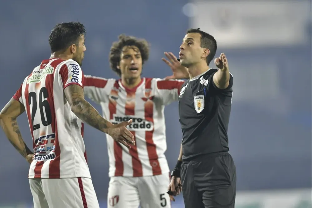Santiago Motta reprende a Robert Herrera