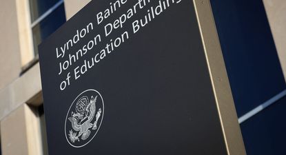 Trump avanza hacia el desmantelamiento del Departamento de Educación y despide casi a la mitad del personal