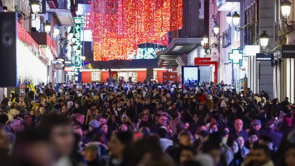 Cientos de personas pasean por el centro de Madrid.