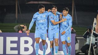 Franco Pizzichillo celebra el gol en contra de Ignacio Arce en el partido ante Deportivo Riestra por Copa Sudamericana