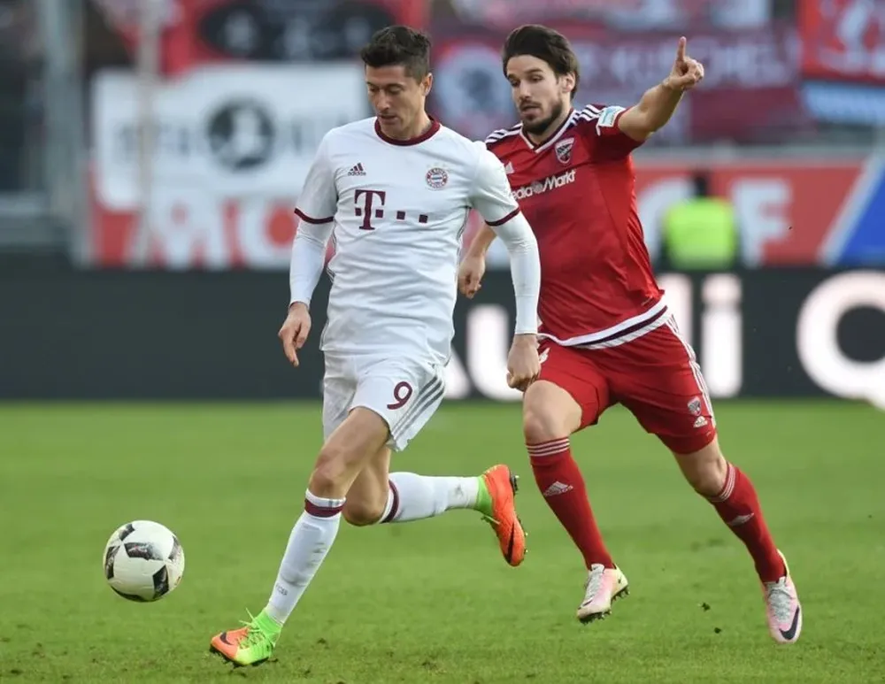 El polaco Robert Lewandoswki en acción, Bayern ganó ante Ingostadt 2-0