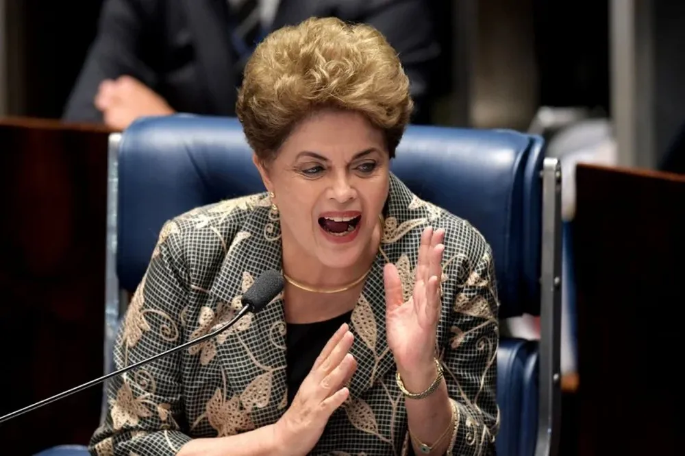 Dilma Rousseff responde preguntas durante el juicio de impeachment.