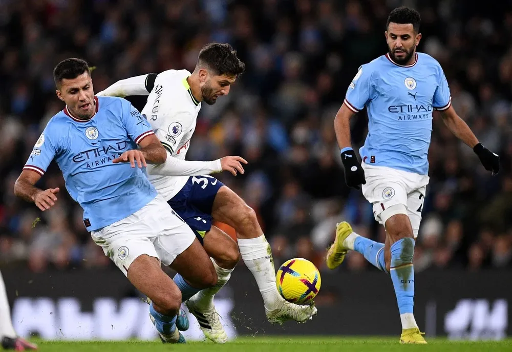 Bentancur superando en el medio a Rodri