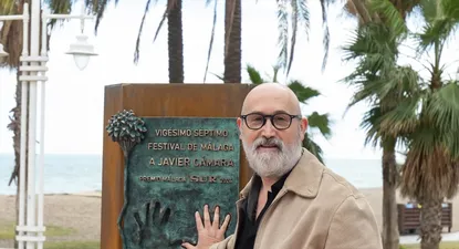 El actor Javier Cámara descubre su monolito en el paseo marítimo de Málaga en el marco del Festival